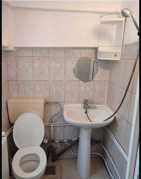 Inchiriez apartament cu o camera la casa