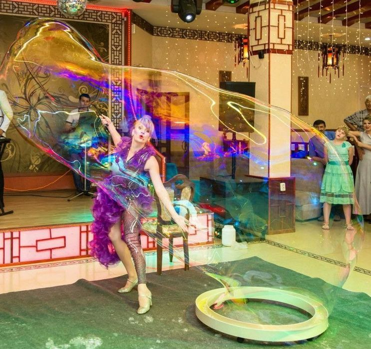 Хочешь искупаться в фантазии? Шоу мыльных пузырей.