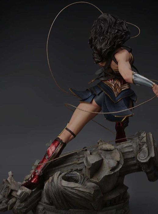 Wonder Woman 1/4 Scale Statue/Figurina 
By Queen Studios DC Comics