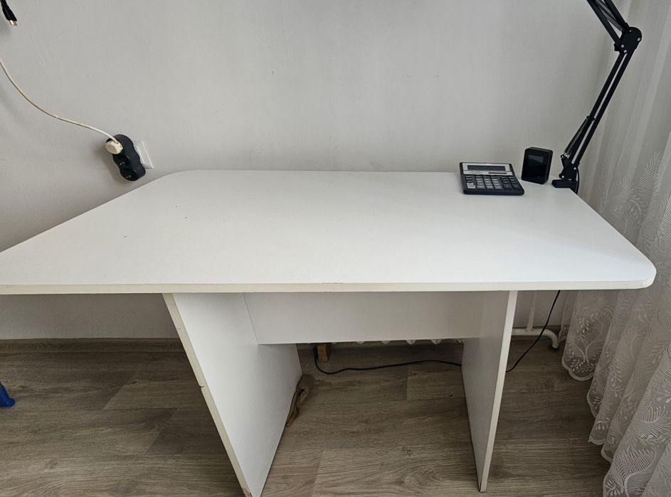 Продам стол с лампой