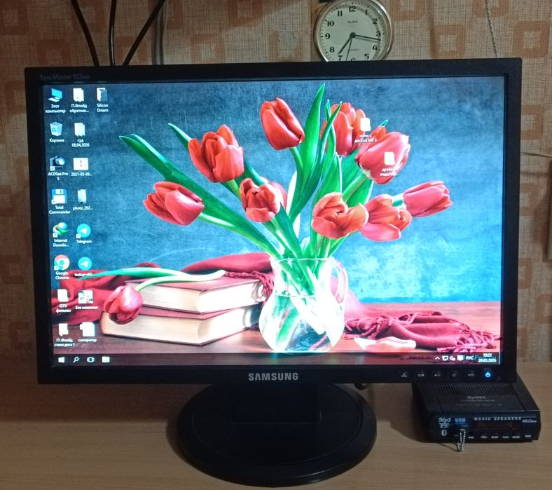 монитор  Samsung LS19HANKBUXSG стояние отличное !