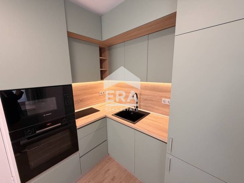 Стилен четиристаен обзаведен  апартамент след основен ремонт за продаж