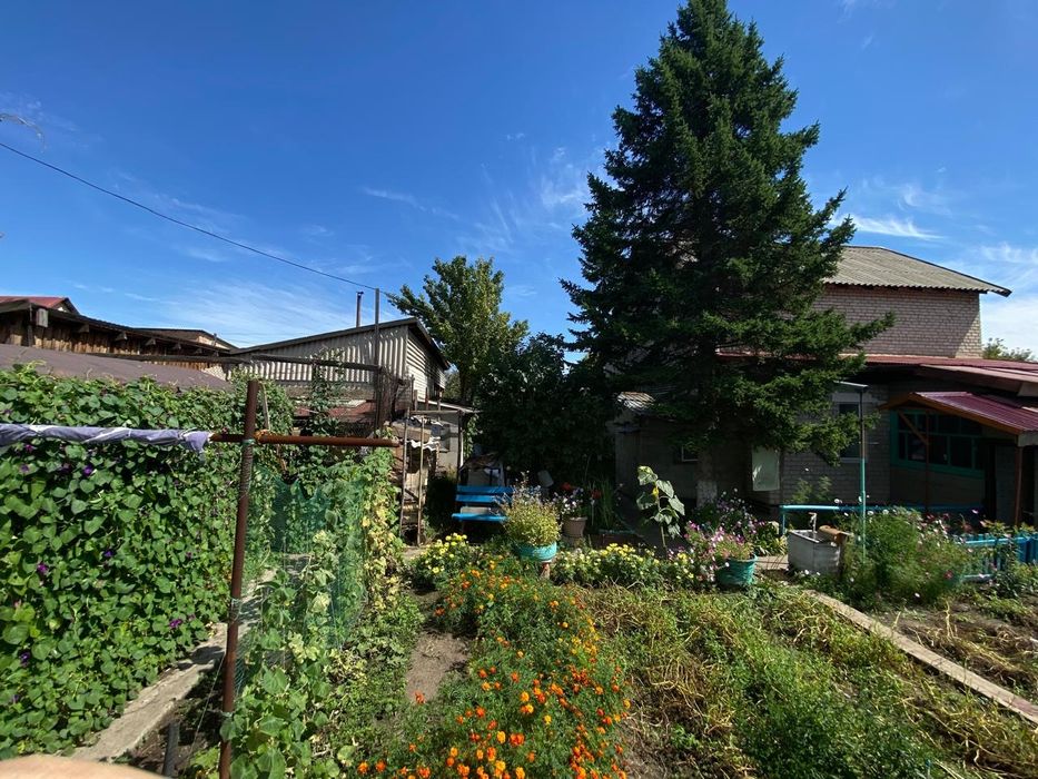 Продаётся двухэтажный дом.