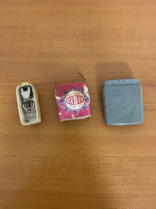 Lanternă veche cu baterie pătrată