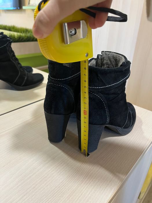 Ghete, botine cu toc si sireturi