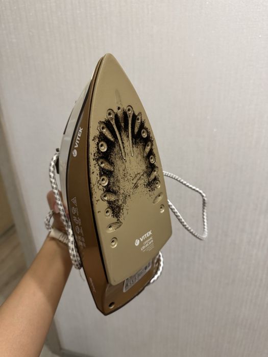 Утюг Vitek  2010 коричневый