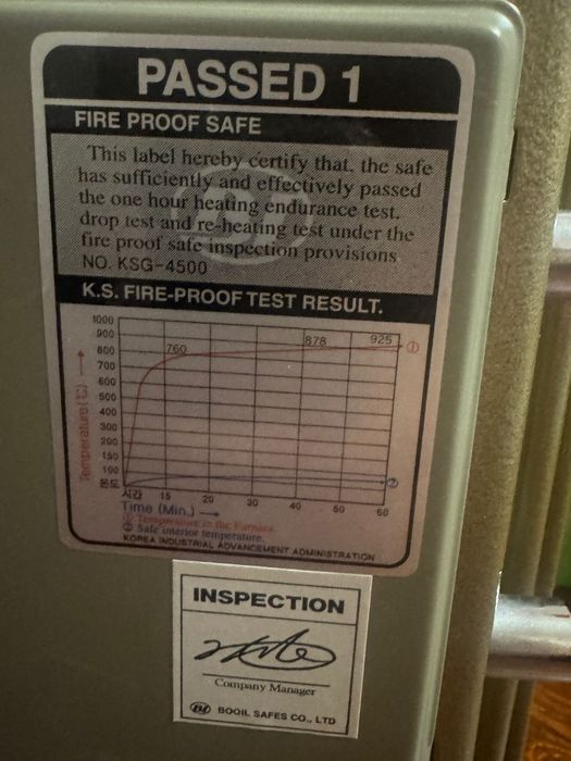 Продам сейф огнеупорный.