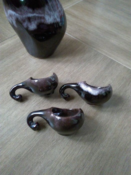 Стара керамична гланцирана каничка с чашки