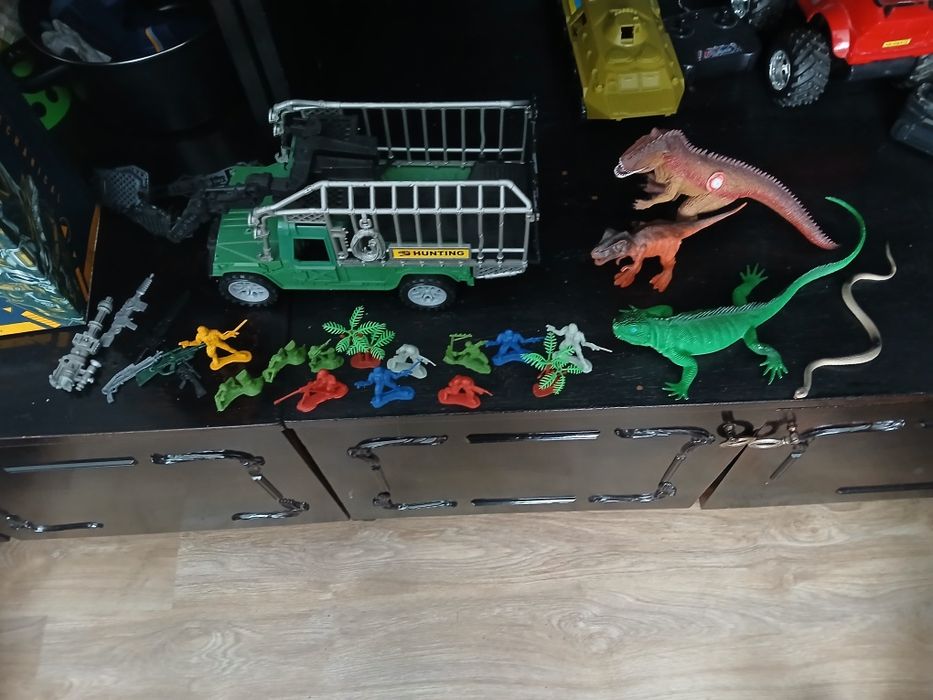 Камион с динозавър