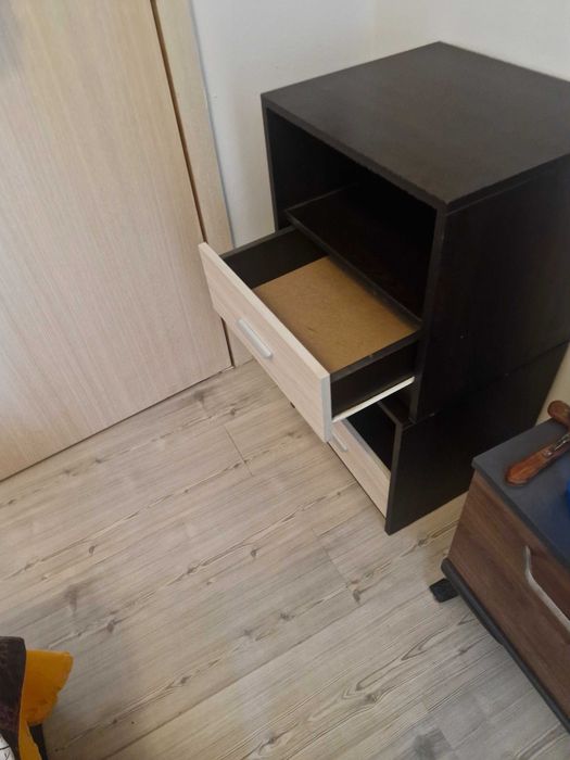Продават се два броя нощни шкафчета