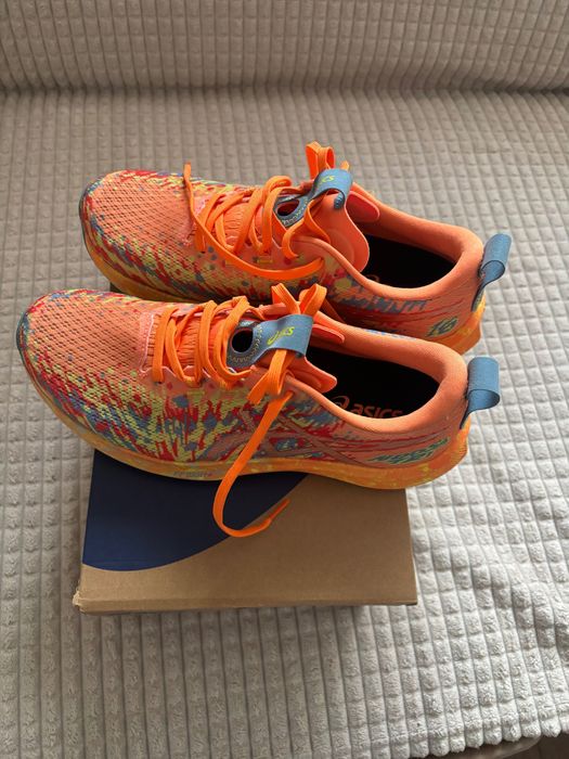 Маратонки ASICS.