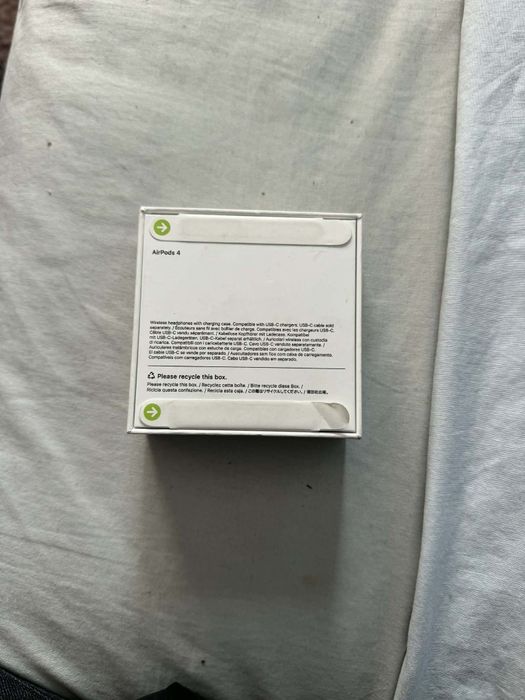 Airpods 4 , Apple watch Se