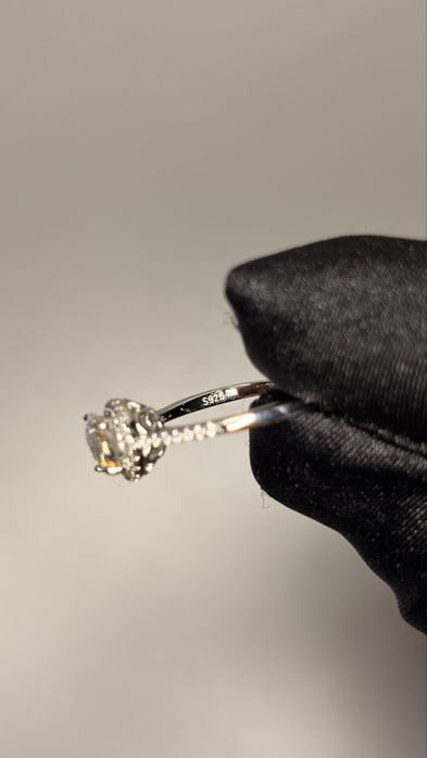 Пръстен с moissanite VVS1, 1.0 карата.
