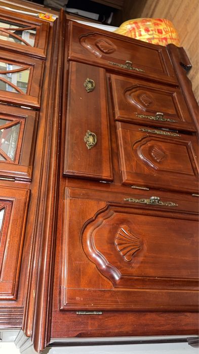 Продаю сервант из красного дерева