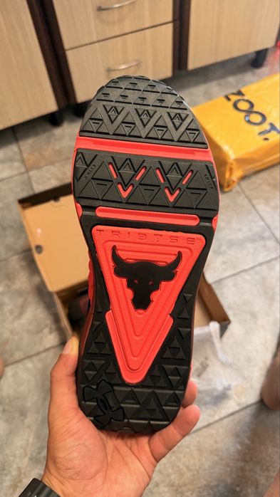 Under armour project rock 6 marimea 45,5 noi nepurtati.