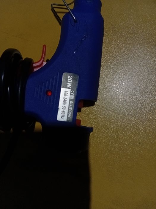 Горячий клей работает