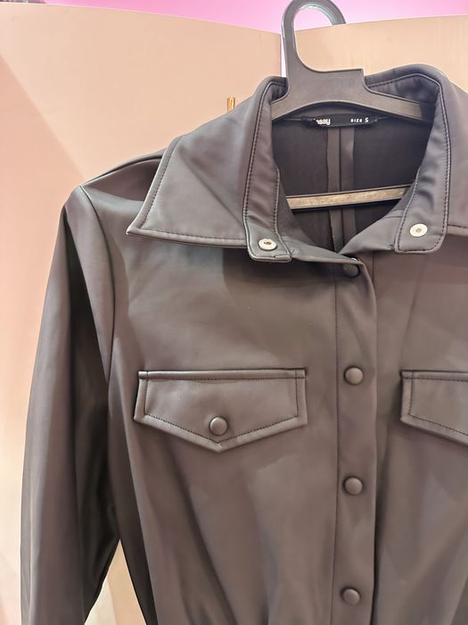 Рокля-имитация на кожа