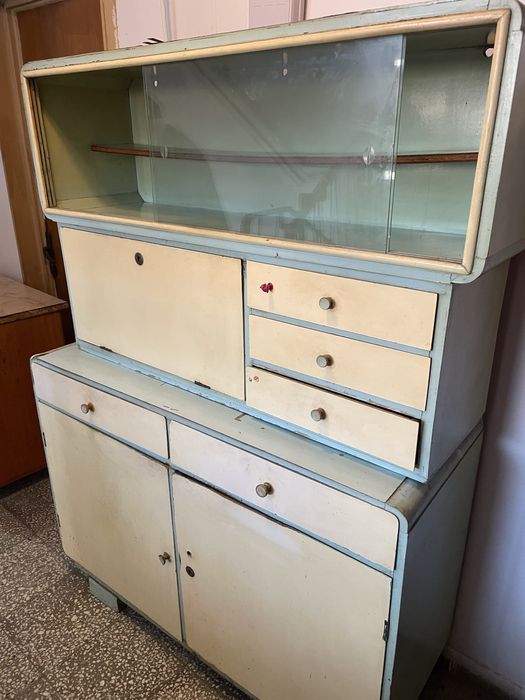 Bufet vechi de bucătărie