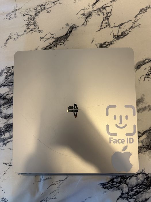 Consolă PlayStation 4 Slim Silver (Argintiu) 500GB + 2 Manete Originale + 2 Jocuri (GTA V, AC Syndicate)