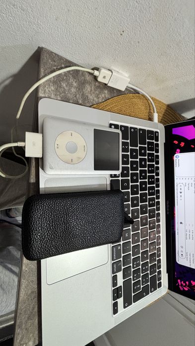 iPod classic de 160Gb. în stare excelenta, reda ore in sir la calitate superba. Mici semne de la vreme, dar chiar e o piesa de muzeu!