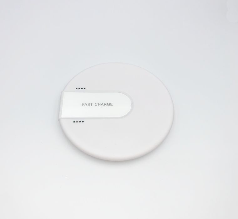 Ултратънко безжично зарядно устройство Qi, съвместимо с всички смартфо