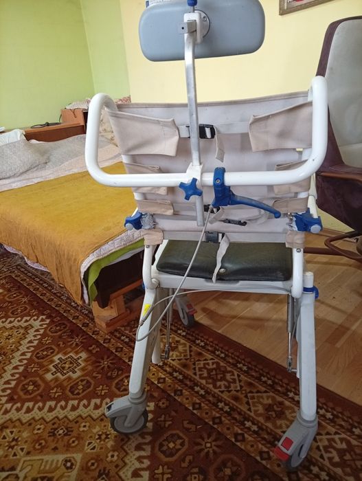 Количка за баня за трудноподвижни хора