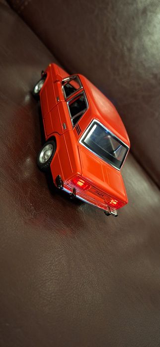 Жигули новая. Вышневого цвета.