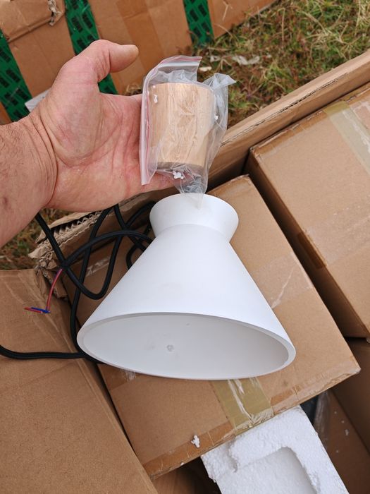 Полилей с 3 глави от лят цимент и дърво, 80 см черна основа