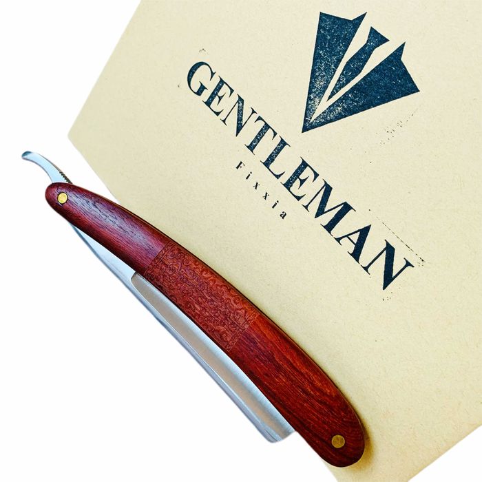 Brici cu lama din otel japonez si maner din lemn mahon si husa