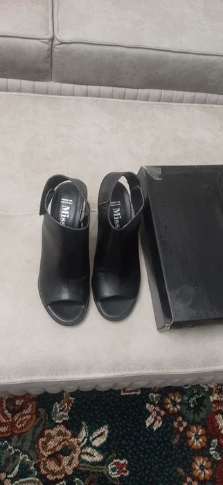 Продаётся женькие обувь