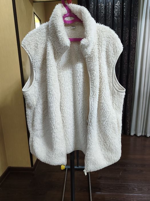 Стильный плюшевый жилет UNIQLO (Light Pile-Lined Fleece)