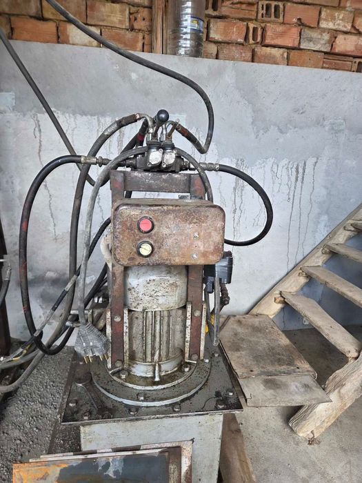 Машина за производство на бетонни тухли