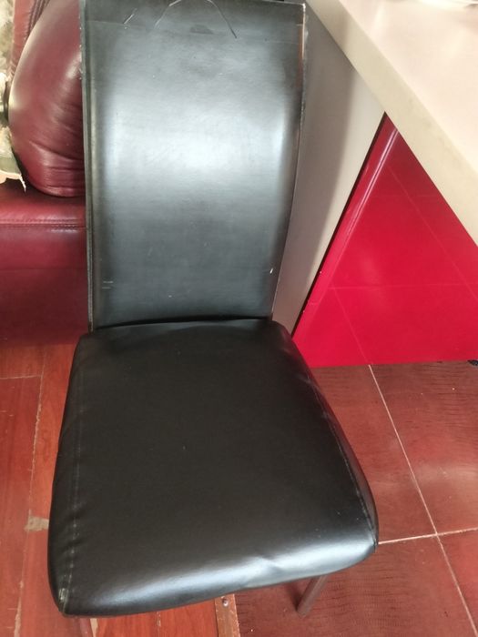 Продаю стол стеклянный  со стульями четыре