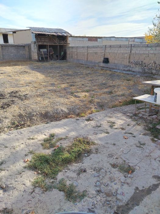 Quru yer 2.3 sotik ko'cha yuziga yaqin joyda joylashgan