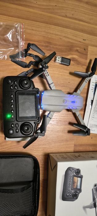 Drona cu telecomanda cu display