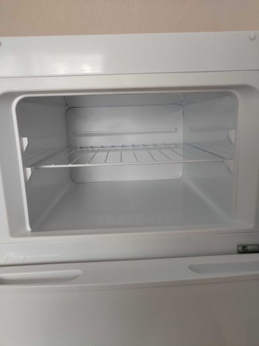 Хладилник с горен фризер Crown