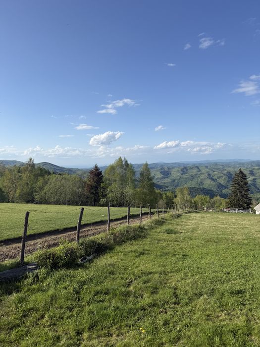 Teren cu vedere panoramica de excepție în Poiana Mărului – Brașov