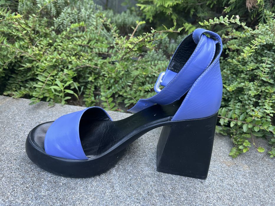 Дамски обувки от черен велур и лак