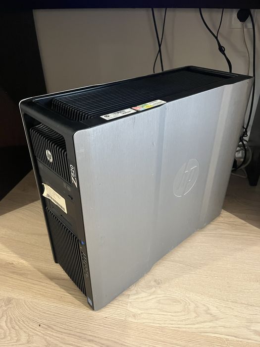 HP Z820 работна станция със Монитор 27" Dell UltraSharp
