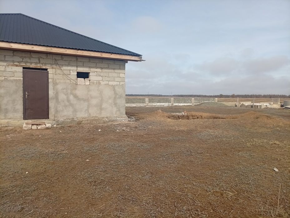 Дом в деревне чёрное .