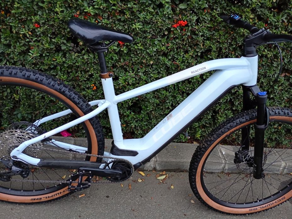 Bicicleta electrica Cube 750