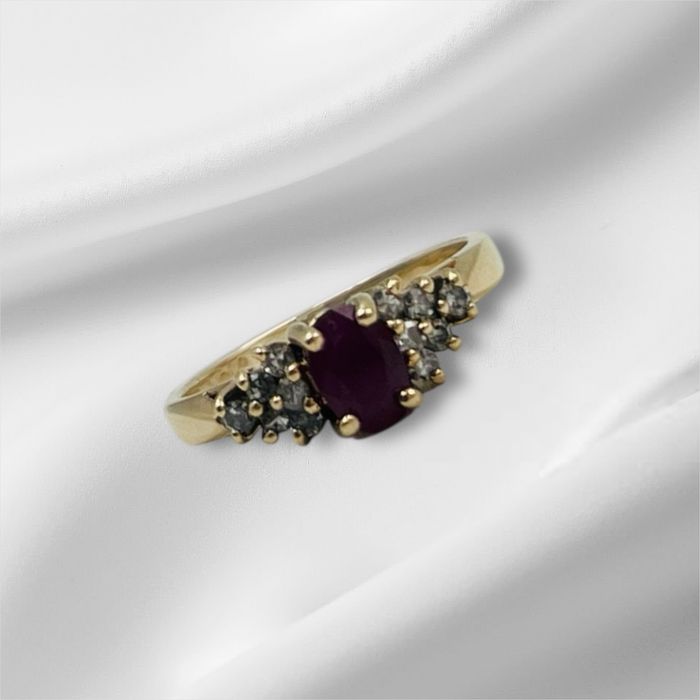 златен пръстен с рубин и диаманти!