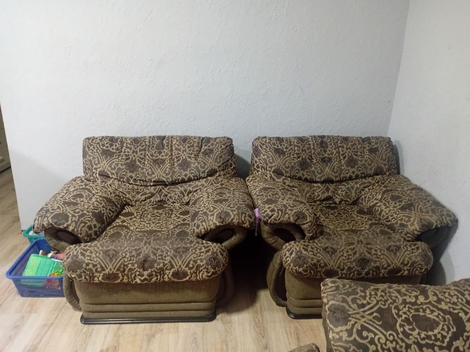 Диван с мягкими креслами