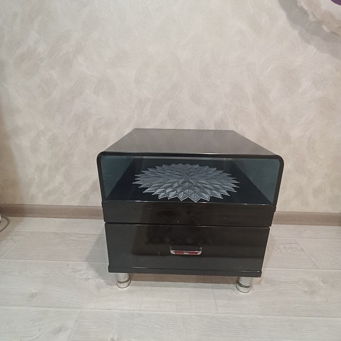 Тумбочка черная с ящиком