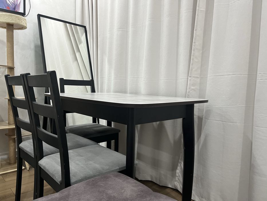 Деревянные 4 стульчика и стол