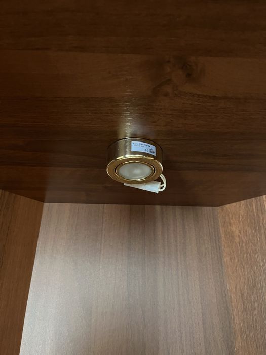 Продается угловой шкаф для посуды (сервант)