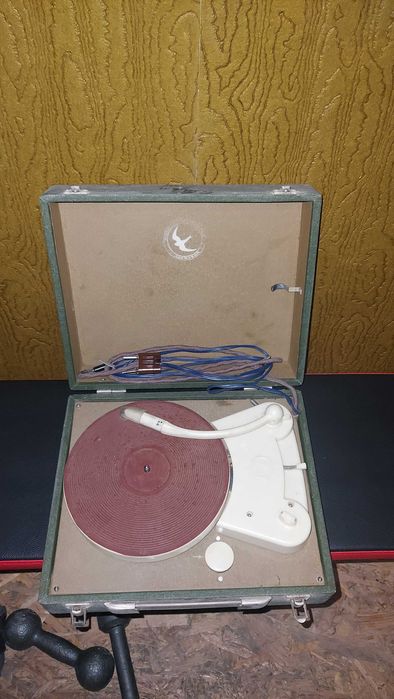 Малък грамофон с кутия