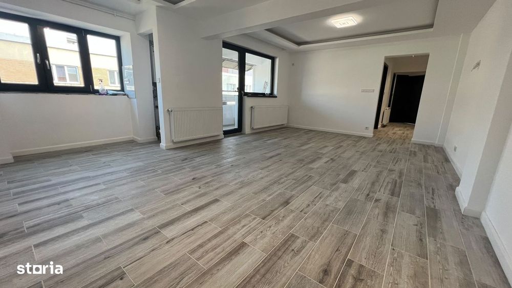 Apartament cu 3 camere RENOVAT Zona CENTRALA Etaj INTERMEDIAR