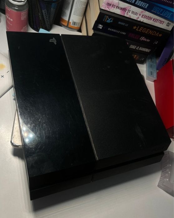 Consolă PlayStation 4 (PS4)  + 2 manete  + Jocuri