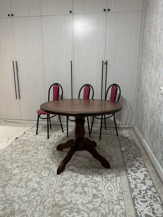 Круглый деревянный стол